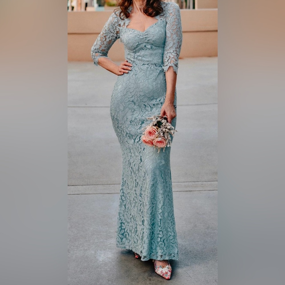Gorgeous, Vintage Style Floral Lace Trumpet Gown - Picture 3 of 6